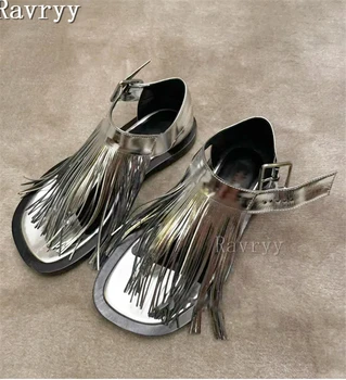 Модные серебряные сандалии с кисточками и зажимом для носка для женщин 2023 года Новый дизайн Ремешок Пряжка Плоская подошва Roman Muller Обувь - Изображение 1  