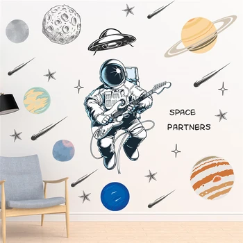 Забавный космонавт играет на гитаре Наклейки на стену для детской спальни Украшение дома Сделай сам Планета Звезда Фреска Искусство ПВХ Наклейки Космос Плакат - Изображение 2  